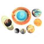 Modelos de planetas do sistema solar, incluindo Júpiter, Saturno, Terra, Marte e outros, com detalhes visuais distintos e cores vibrantes.
