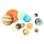Vários modelos de planetas do sistema solar, incluindo Júpiter, Saturno, Terra, Marte e outros, com detalhes visuais distintos e cores variadas.
