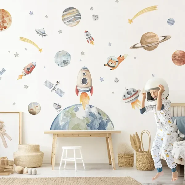 Parede decorativa com desenhos de planetas, foguetes, satélites e estrelas em cores suaves, ideal para quarto infantil com tema espacial.