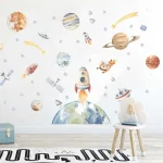 Murais de espaço com planetas, foguetes, satélites e astronautas em cores suaves e detalhes divertidos.