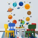 Ilustração colorida de planetas, estrelas, foguete e nave espacial em parede de sala de crianças.