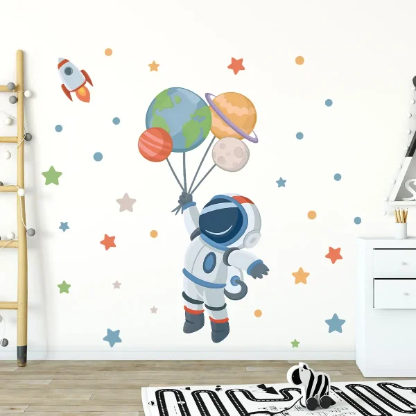 Ilustração de um astronauta a segurar balões com planetas e estrelas ao fundo, decorando uma parede de quarto infantil.