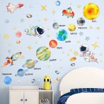 Decoração de parede com planetas, astronautas, foguetes e estrelas em cores vibrantes.
