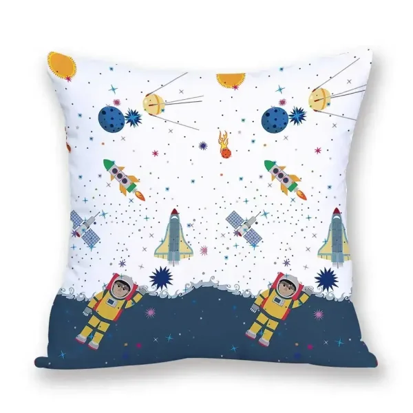 Capa de almofada com desenhos de astronautas, foguetes, planetas e estrelas em cores vibrantes sobre fundo branco e azul escuro.