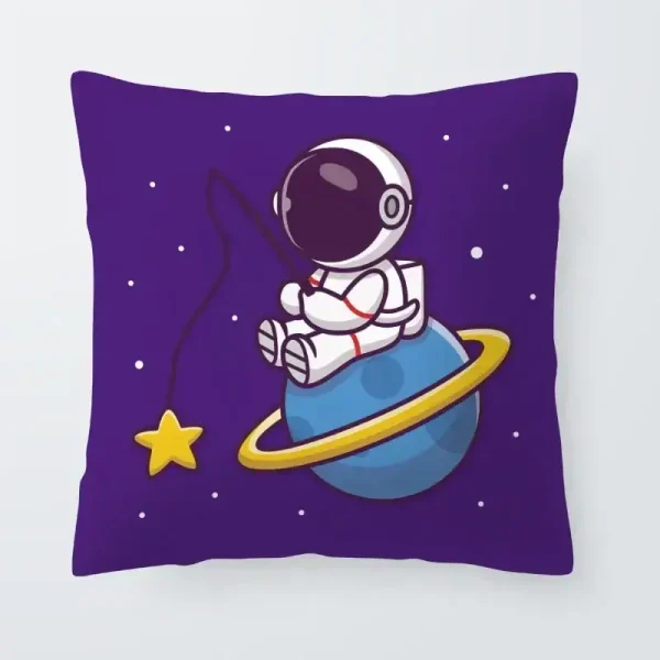 Almofada com ilustração de um astronauta sentado na Terra, com anel orbital e estrela, fundo estrelado em cor roxa.