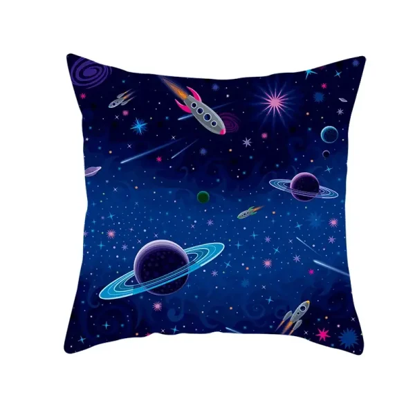 Almofada decorativa com design de espaço, planetas, estrelas, foguetes e galáxias em fundo azul escuro.