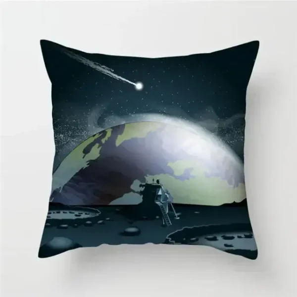 Almofada decorativa com ilustração de um cenário espacial, incluindo um satélite, planeta Terra e uma estrela cadente no céu estrelado.