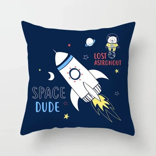 Almofada azul com desenho de foguete, astronauta, planetas e estrelas, com textos "Space Dude" e "Lost Astronaut".