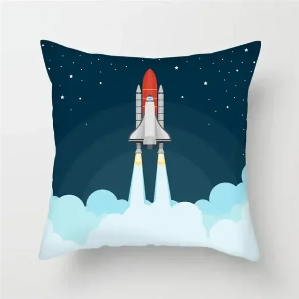 Almofada decorativa com desenho de foguete a lançar-se ao espaço, estrelas e nuvens, fundo azul escuro, ideal para decoração de quarto infantil ou espaço científico.