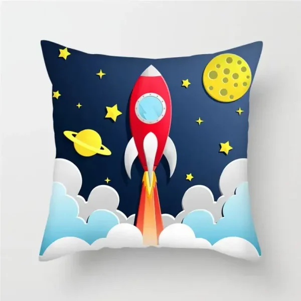 Almofada decorativa com foguete, planetas e estrelas em fundo escuro, ideal para quarto infantil com tema espacial.