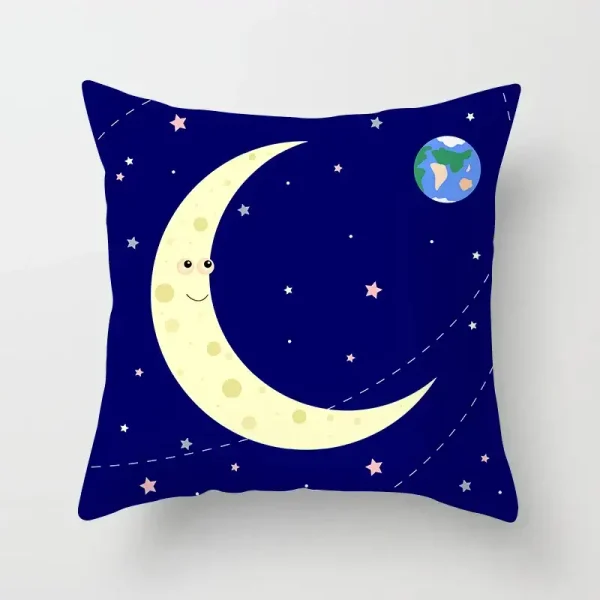 Almofada azul com uma lua sorridente e a Terra, decorada com estrelas e linhas de estrelas cadentes.