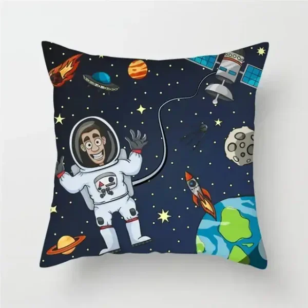 Almofada com ilustração de astronauta, planetas, estrelas, foguetes e satélites em fundo escuro estrelado.
