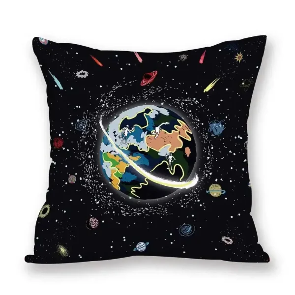 Almofada decorativa com ilustração do planeta Terra rodeado por estrelas, galáxias e outros corpos celestes em fundo preto.