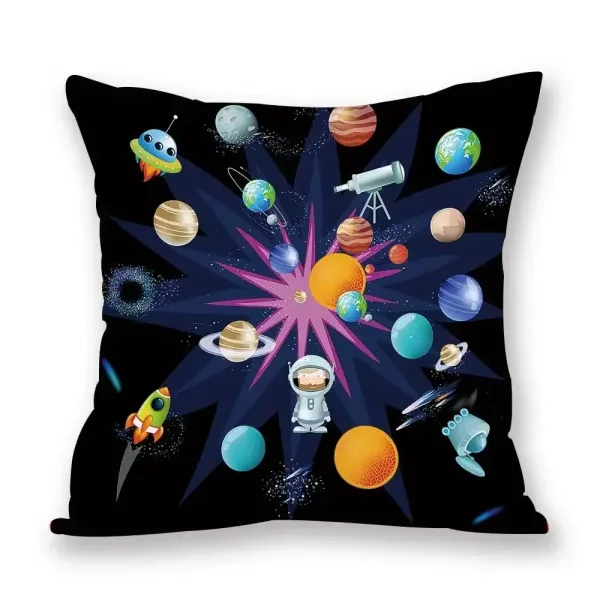 Ilustração de planetas, foguetes, astronauta e nave espacial numa almofada com fundo negro.