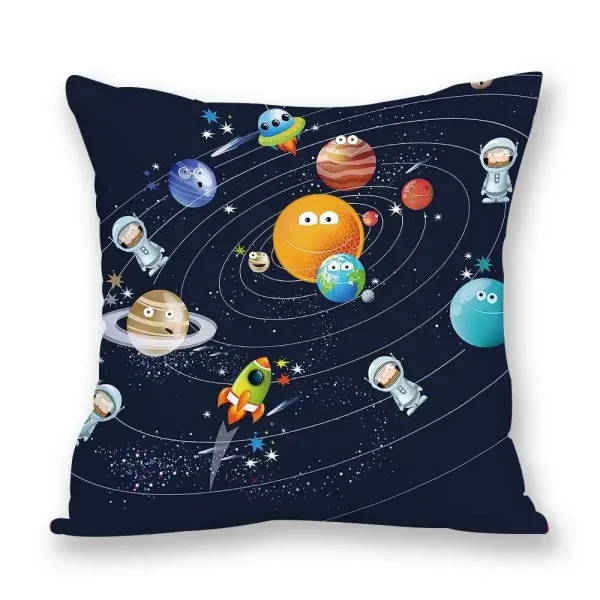 Almofada azul com ilustrações de planetas, astronautas e foguetes do sistema solar em estilo cartoon.