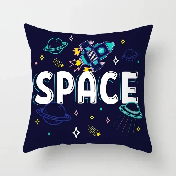Almofada azul escura com ilustrações de planetas, estrelas, uma nave espacial e a palavra 'SPACE' em letras grandes e brancas.
