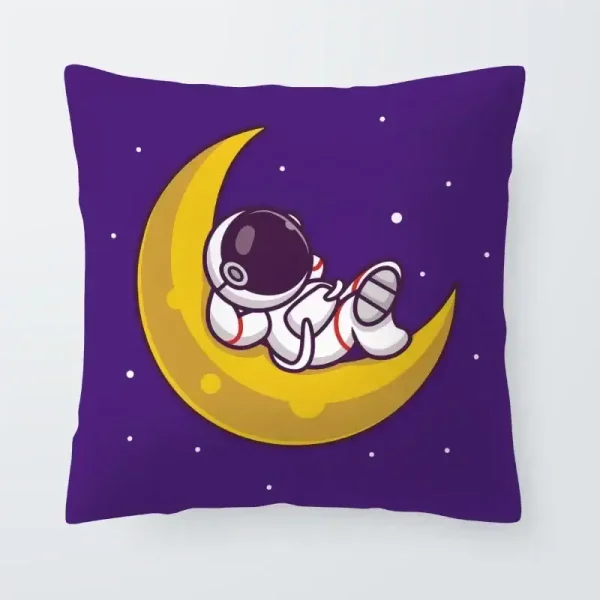 Almofada roxa com desenho de um astronauta de fato espacial, deitado na lua amarela, rodeado de estrelas brancas.