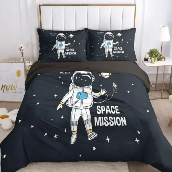 Conjunto de roupa de cama com estampa de astronauta, estrelas e planetas em fundo escuro, ideal para quartos infantis com tema espacial.