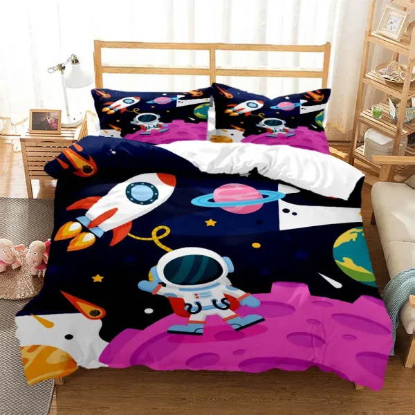 Conjunto de roupa de cama com desenhos de foguetes, astronautas, planetas e estrelas em cores vibrantes para quartos infantis.