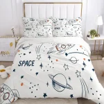Conjunto de roupa de cama com desenhos de foguetes, planetas e estrelas em cores azul, laranja e preto, incluindo duas almofadas e uma manta.