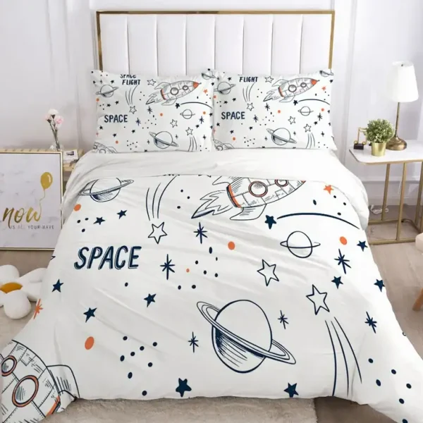Conjunto de roupa de cama com desenhos de foguetes, planetas e estrelas em cores azul, laranja e preto, incluindo duas almofadas e uma manta.