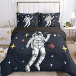 Conjunto de roupa de cama com astronauta e elementos espaciais, incluindo estrelas e planetas, em fundo escuro.