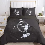 Conjunto de roupa de cama preto com ilustrações de planetas, foguetes e estrelas em branco, ideal para amantes de ciência e espaço.