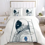Conjunto de roupa de cama com estampa de astronauta e planeta, incluindo duas almofadas e uma colcha, em quarto decorado com elementos de espaço.