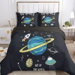 Conjunto de roupa de cama com desenhos de planetas, foguetes e naves espaciais em cores vibrantes, ideal para quartos de crianças com interesse em espaço.