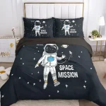 Conjunto de roupa de cama com estampa de astronauta, estrelas e planetas em fundo escuro, ideal para quartos infantis com tema espacial.