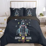 Conjunto de roupa de cama com desenho de foguete, estrelas e a frase "Super Dude Fly High" em cores vibrantes sobre fundo escuro.
