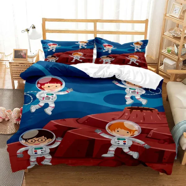 Conjunto de roupa de cama com desenhos de astronautas e planetas em cores vibrantes, incluindo edredon e fronhas, numa cama de quarto infantil bem iluminado.
