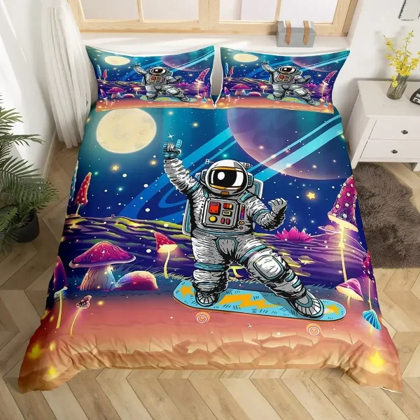 Roupa de cama infantil com astronauta, planetas, estrelas e cenário espacial colorido.