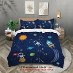 Roupa de cama temática espacial com astronautas, planetas, estrelas e foguetes em fundo azul escuro, decorando um quarto infantil.