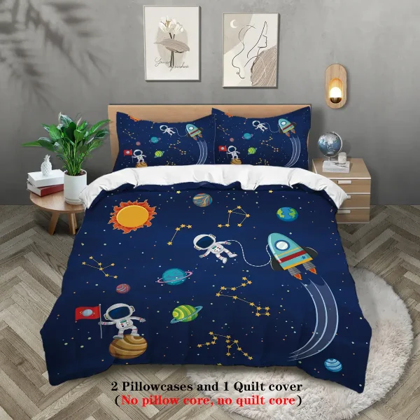 Roupa de cama temática espacial com astronautas, planetas, estrelas e foguetes em fundo azul escuro, decorando um quarto infantil.