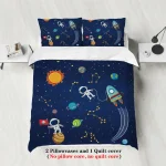 Conjunto de roupa de cama com almofadas e cobertor com desenhos de foguetes, planetas e astronautas em fundo azul escuro.