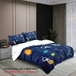 Conjunto de roupa de cama com almofadas e colcha com padrão de planetas, estrelas e foguetes em fundo azul escuro, numa cama moderna com cortinas e plantas ao lado.