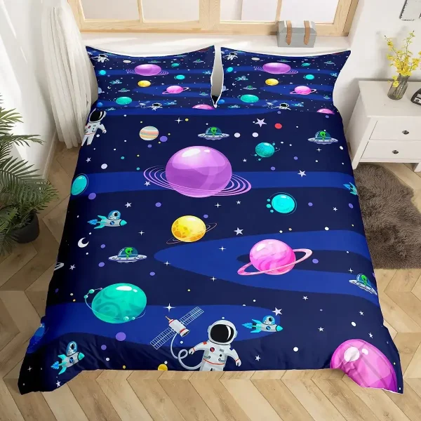 Lençol de cama com padrão de espaço sideral, planetas, estrelas, astronautas e naves espaciais em cores vibrantes.
