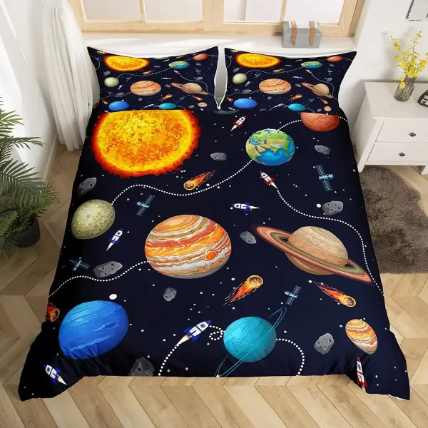 Roupa de cama com estampa do sistema solar, incluindo planetas, estrelas e foguetes, em cores vibrantes sobre fundo escuro.