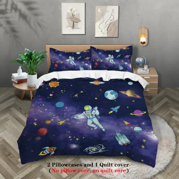 Capa de edredão com tema espacial, astronauta flutuando entre planetas, estrelas e naves espaciais, com duas fronhas a combinar.