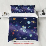 Conjunto de roupa de cama com estampas de astronautas, planetas e estrelas em fundo escuro, incluindo duas almofadas e uma colcha.
