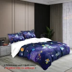 Conjunto de roupa de cama com almofadas e colcha com padrão de espaço, planetas, estrelas e foguetes em fundo azul escuro.