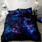 Conjunto de roupa de cama com estampa de galáxias, estrelas e nebulosas em tons de azul, roxo e preto, incluindo edredão, fronhas e almofada decorativa.