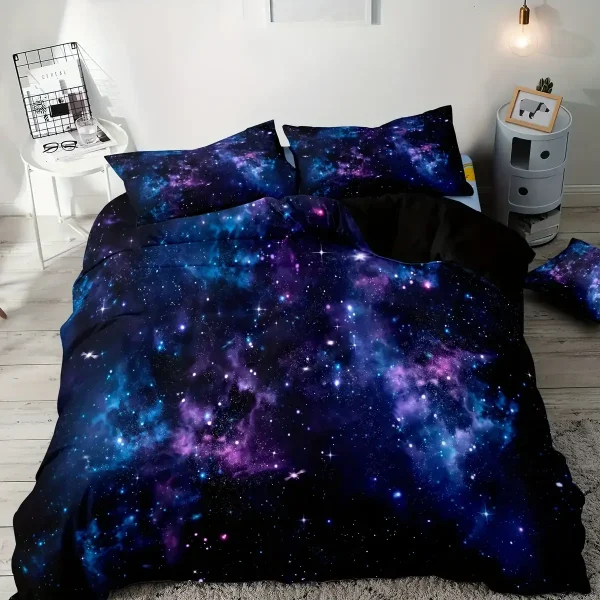 Conjunto de roupa de cama com estampa de galáxias, estrelas e nebulosas em tons de azul, roxo e preto, incluindo edredão, fronhas e almofada decorativa.