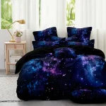 Conjunto de roupa de cama com padrão de galáxia, incluindo edredon e fronhas, com cores azul, roxo e preto, em quarto bem iluminado com cortinas brancas e janela.