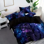 Conjunto de roupa de cama com padrão de galáxia, incluindo cobertor, fronhas e almofadas, em tons de azul, roxo e preto, numa cama de quarto moderno.
