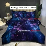 Conjunto de roupa de cama com padrão de galáxia, incluindo duas fronhas e uma colcha, sem enchimento, em tons de azul, roxo e preto.