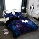 Conjunto de roupa de cama com padrão de galáxias, estrelas e nebulosas em tons de azul, roxo e preto, incluindo almofadas e edredon.