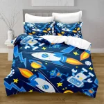 Roupa de cama com tema espacial, estrelas, foguetes e robôs, vista de cima na cama de casal com cabeceira cinzenta e paredes brancas ao fundo.