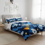 Capa de edredão com padrão de foguetes, estrelas e planetas em tons de azul, branco e amarelo, numa cama de quarto infantil bem iluminado.